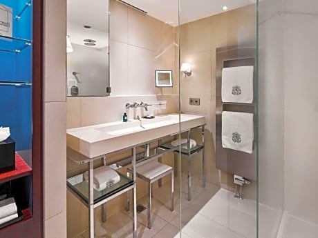 CLASSIC ROOM QUEEN BED