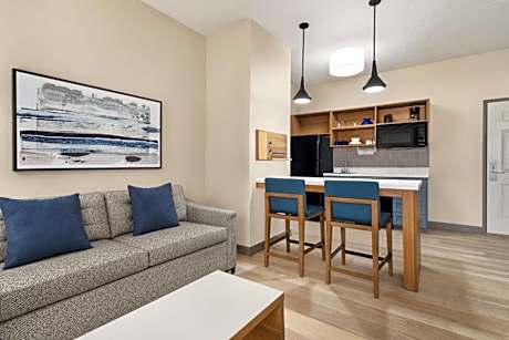 One-Bedroom Queen Suite