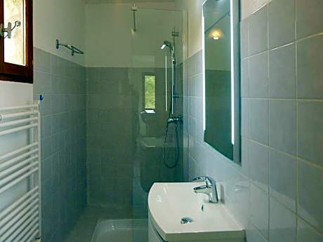 Cosy holiday flat with shared pool, Malaucene