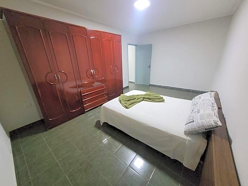 Casa com dois quartos,dois banheiros,sendo uma suíte,sala de estar cozinha e garagem