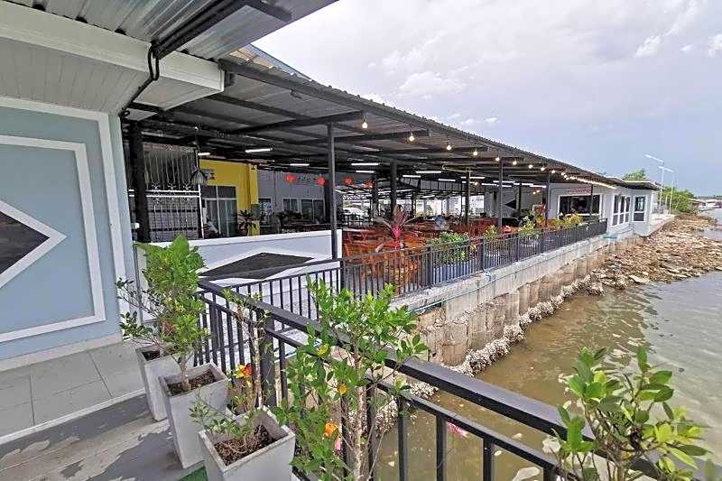 Chaiyai River Front Hotel