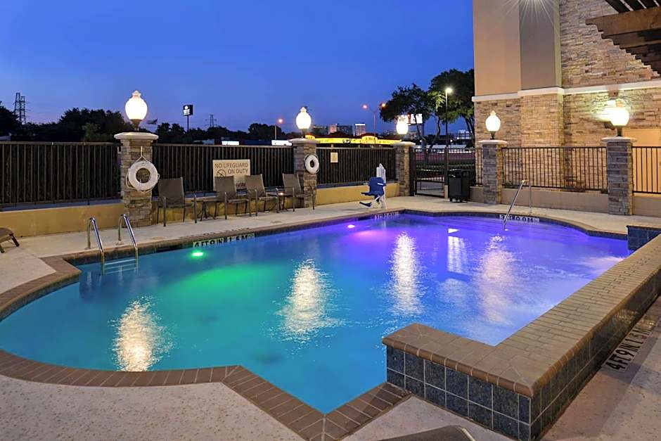 Hampton Inn By Hilton & Suites Dallas Market Center