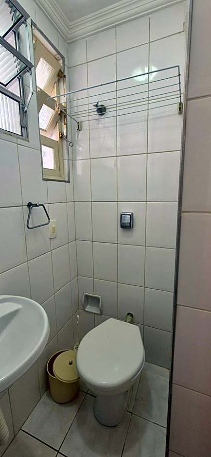 ESD01- Ar Condicionado 5min a pé da Praia da Enseada, Apartamento