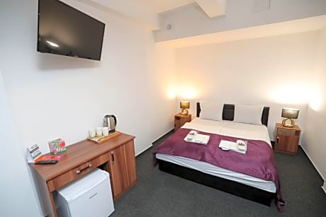 Triple Room with Street View