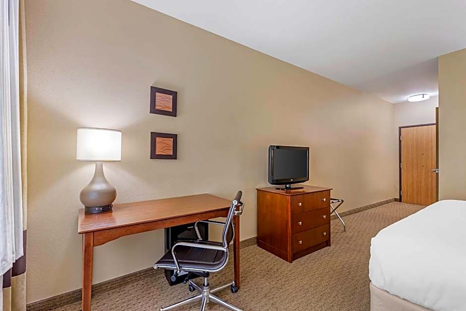 Comfort Inn & Suites East Moline near I-80