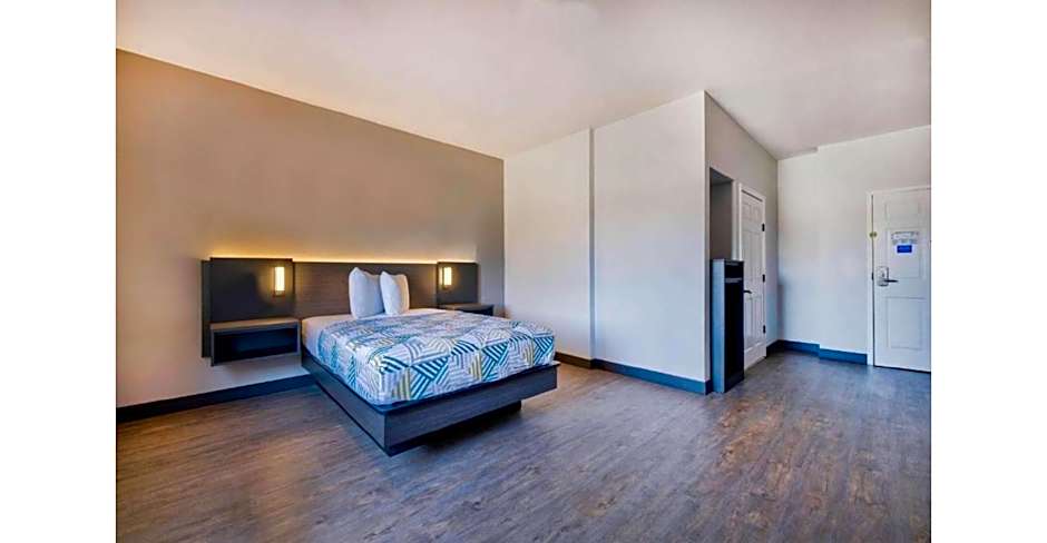 Photo 1 of 2 of 1 Double Bed, Mobility Accessible, Bathtub