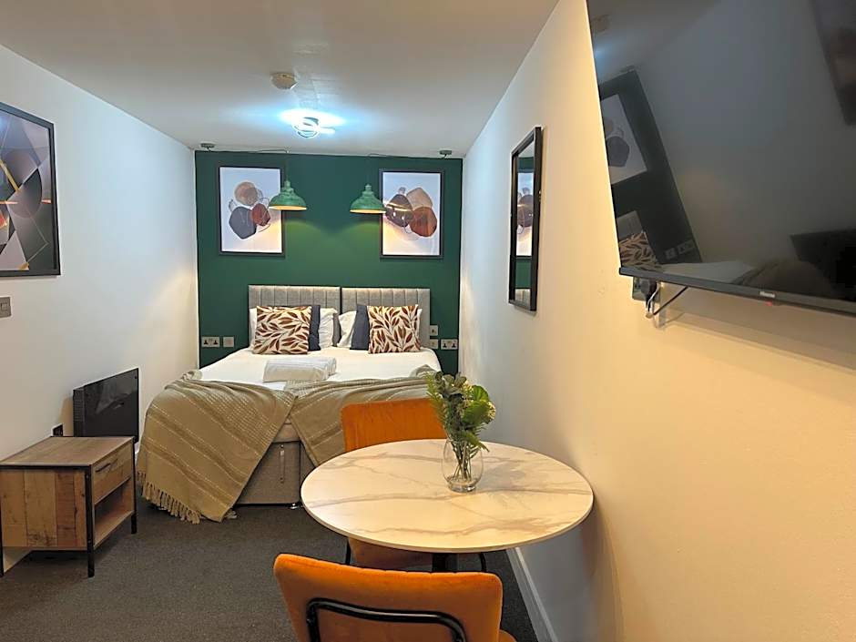 Adam Court Apartments - PE1 - Contractor Friendly - Choice of Studios or 1 Bed Apartments - Free Parking - Sofa Beds - Sky TV - Full Kitchen - Washer Dryer - WiFi