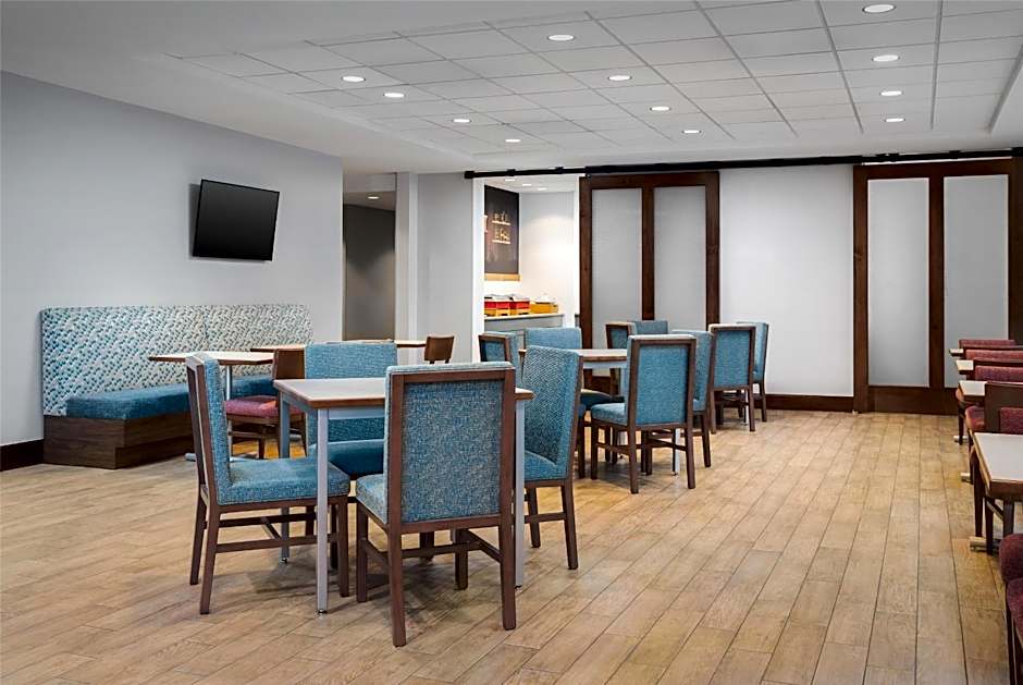 Hampton Inn By Hilton And Suites Omaha Downtown