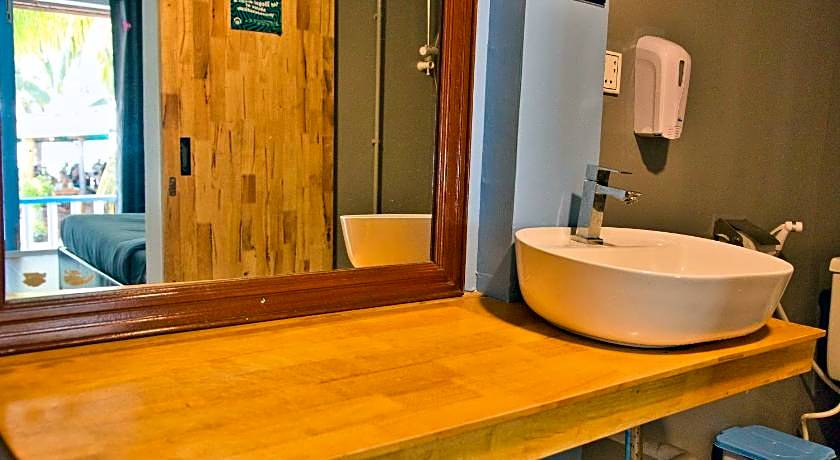 Mad Monkey  Koh Rong 