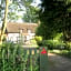 THE MOATS - CODDINGTON A small private thatched cottage B&B located in quiet countryside between Ledbury and Malvern - convenient for the Malvern Three Counties Showground and 5 miles from excellent shops restaurants and Ledbury Poetry Festival