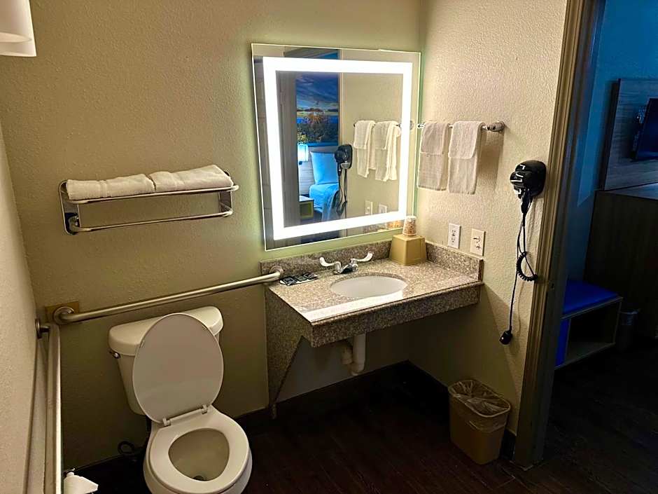 Days Inn by Wyndham Houston East