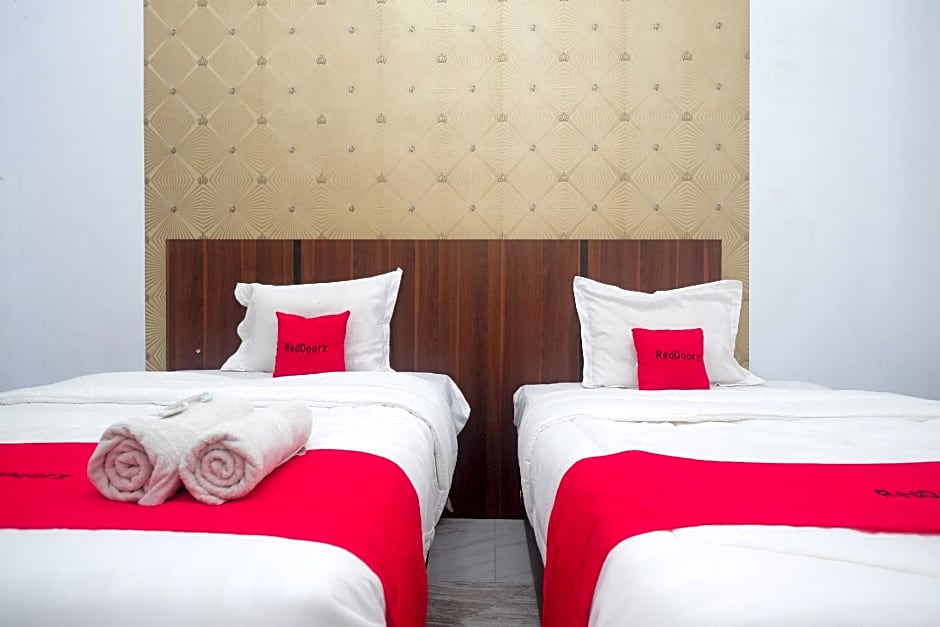RedDoorz near Stasiun Purwosari