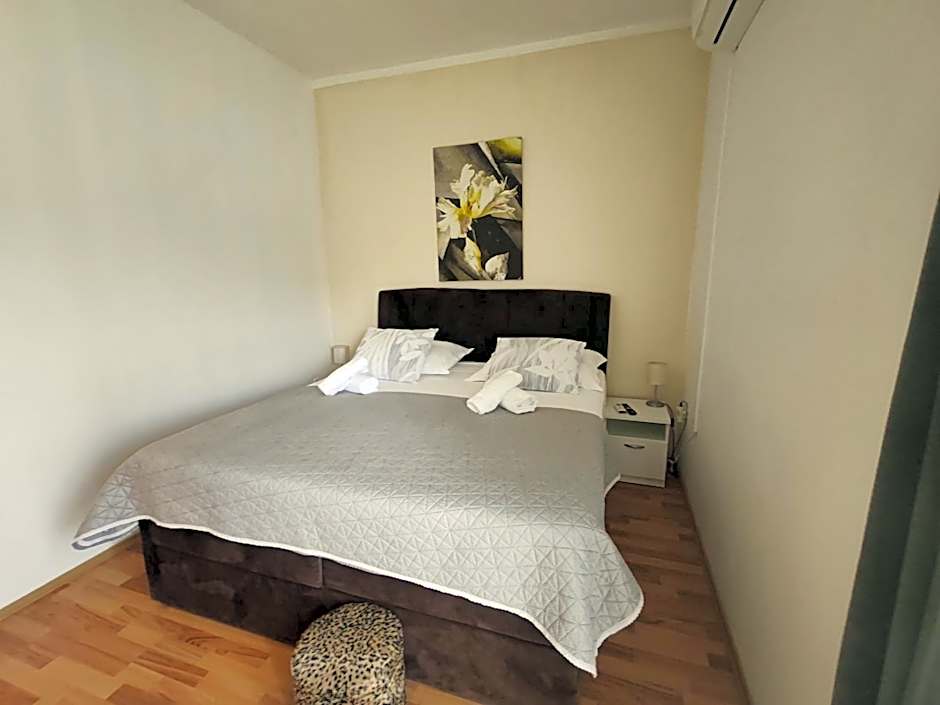 Apartments and pansion M&R