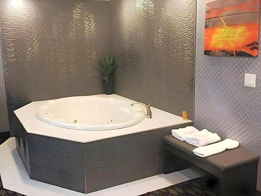 Photo 1 of 2 of 1 King Bed, Jetted Tub