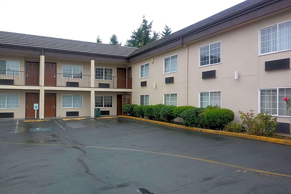 Super 8 by Wyndham Lynnwood