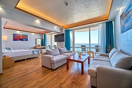 Junior Suite with Terrace and Front Sea View