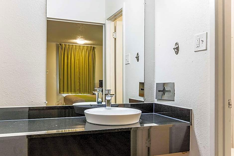 Motel 6 Alexandria - South