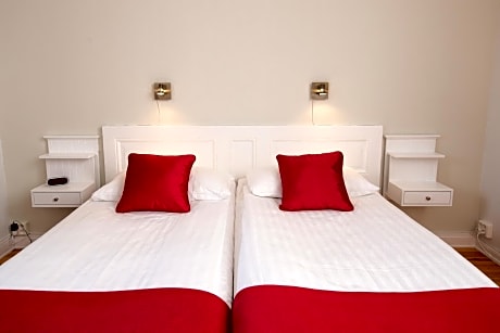 Family Room (2 Adults + 2 Children)