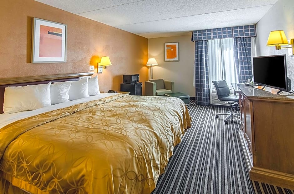 Econo Lodge Inn & Suites