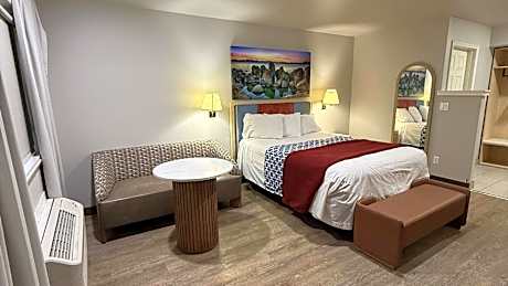 Queen Room with One Queen Bed - Non-Smoking