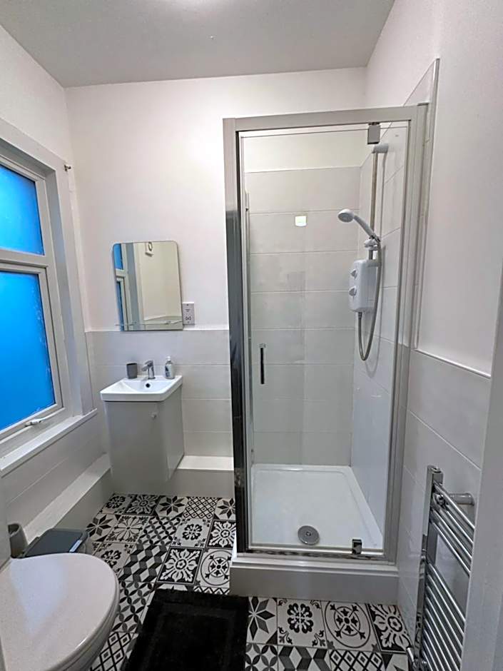 Lovely Town house Room 2