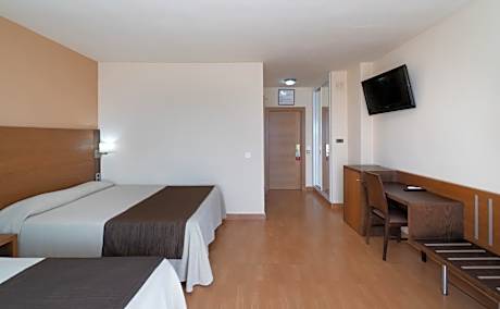 Quadruple Room (2 Adults + 2 Children)