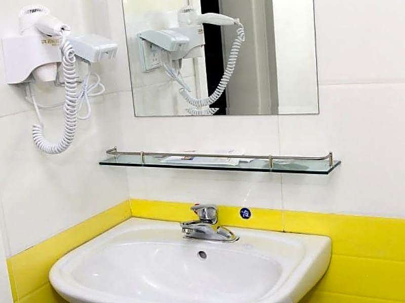 7Days Inn Chengdu North Train Station Wukuaishi – Chengdu, IL
