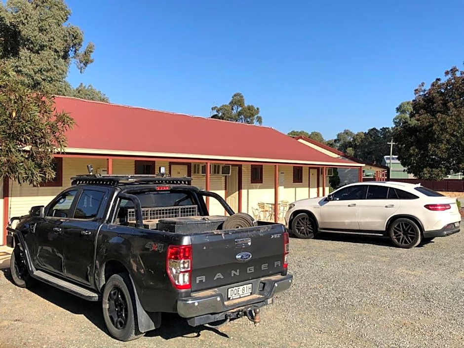 Outback Quarters Motel Hay and Restaurant