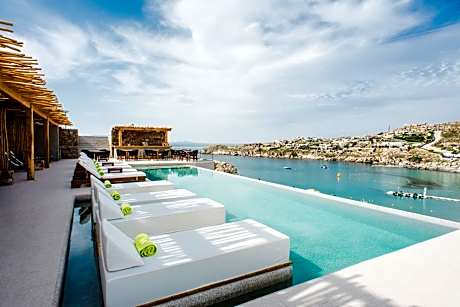 Super Paradise Hotel