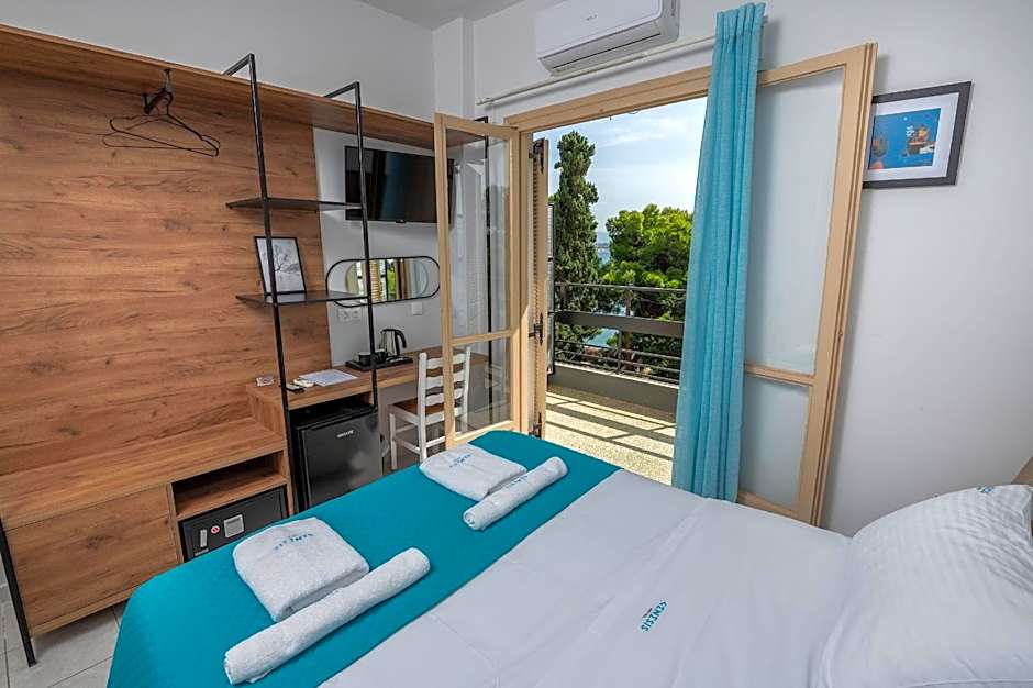 Photo 1 of 16 of Double Room with Balcony