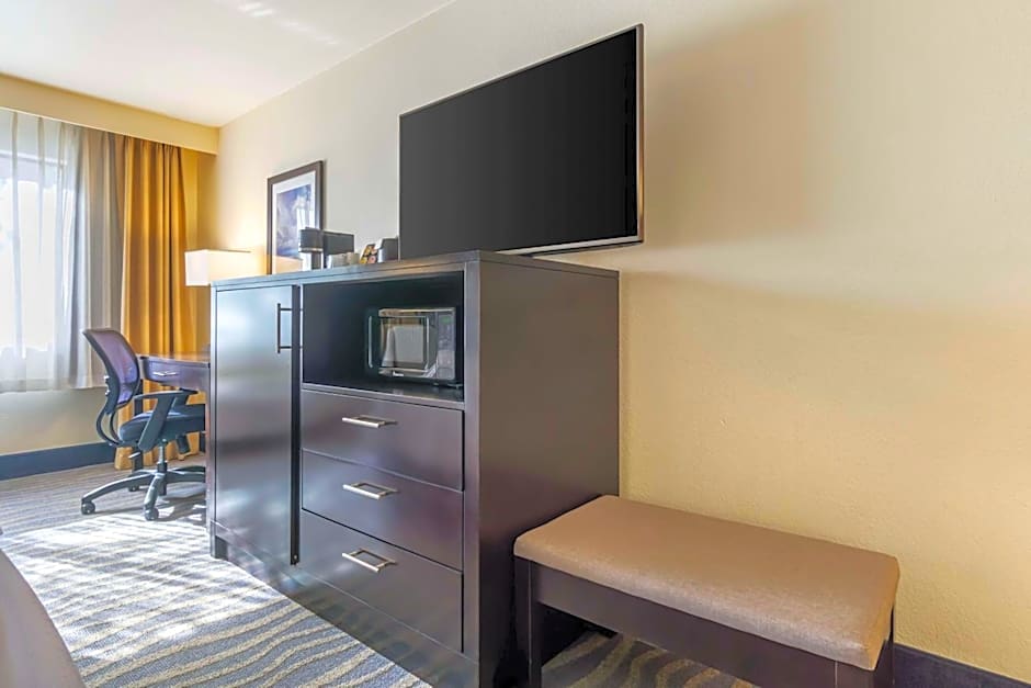 Best Western Plus Edmonds Harbor Inn