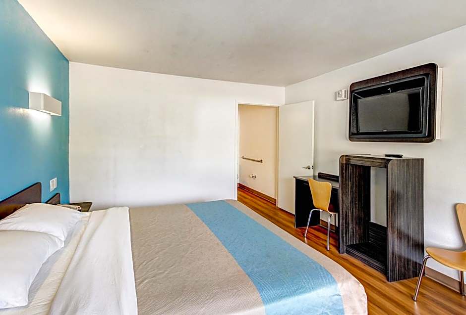 Motel 6 Waco - Lacy Lakeview