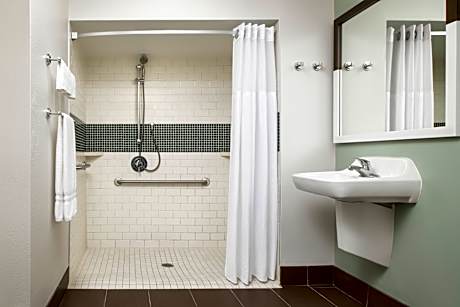 One Bedroom Suite - Queen - Mobility Accessible - Tub