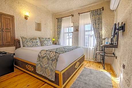 Deluxe Cave Room