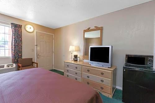 Howard Johnson by Wyndham Bakersfield