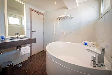 SUITE CAPACITY 2