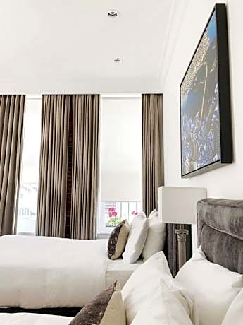 Superior Two Double Beds (Private Bathroom)