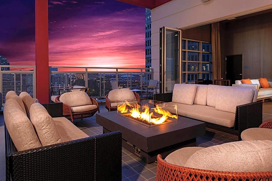 Courtyard by Marriott Dallas Downtown / Reunion District