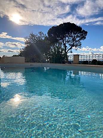 Maison avec grande piscine surplombant la garrigue