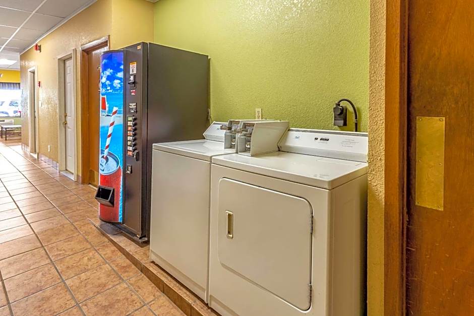 Econo Lodge Inn & Suites Newton