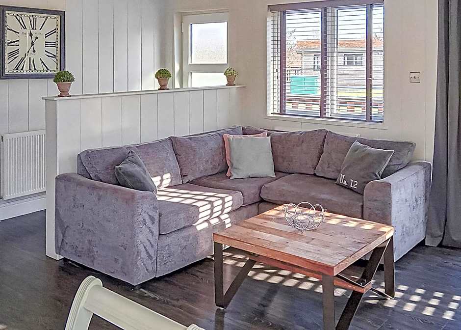 Cherry Bird Lodge Escape