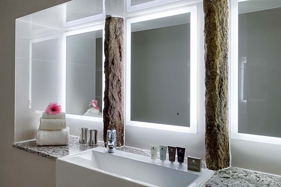 The Saddleworth Hotel