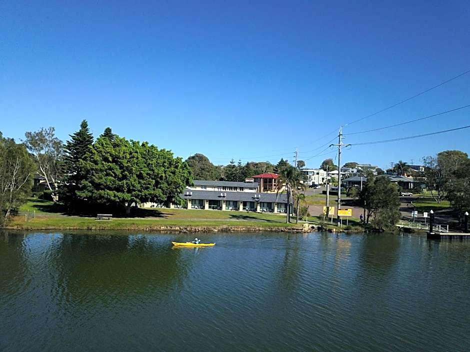 Hibiscus Lakeside Motel