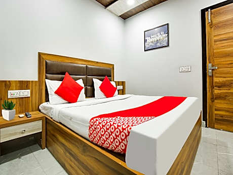 OYO Flagship 807065 Hotel Crown