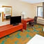 La Quinta Inn & Suites by Wyndham Milwaukee Airport / Oak Creek