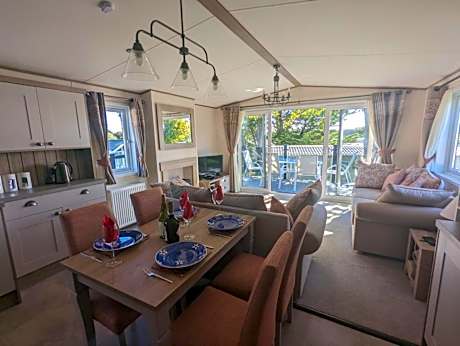 STUNNING LUXURY Caravan on edge of New Forest on SHOREFIELD Country Park ENTERTAINMENT AND LEISURE PASSES INCLUDED