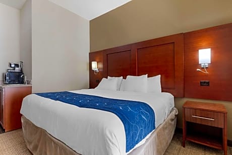 1 King Bed, Suite, Nonsmoking, Accessible