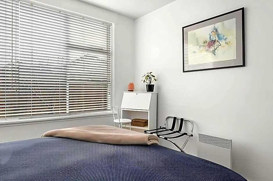 Modern City-Fringe Apartment in New Town