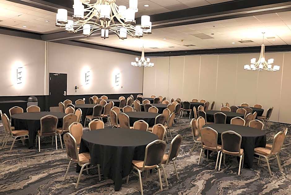 Travelodge Hotel & Convention Center by Wyndham Quebec City