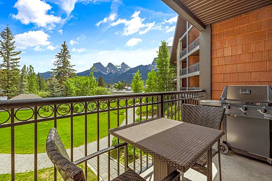 Outstanding Mountain Condo WATERSLIDE and HOT TUB managed by Little Sister Getaways
